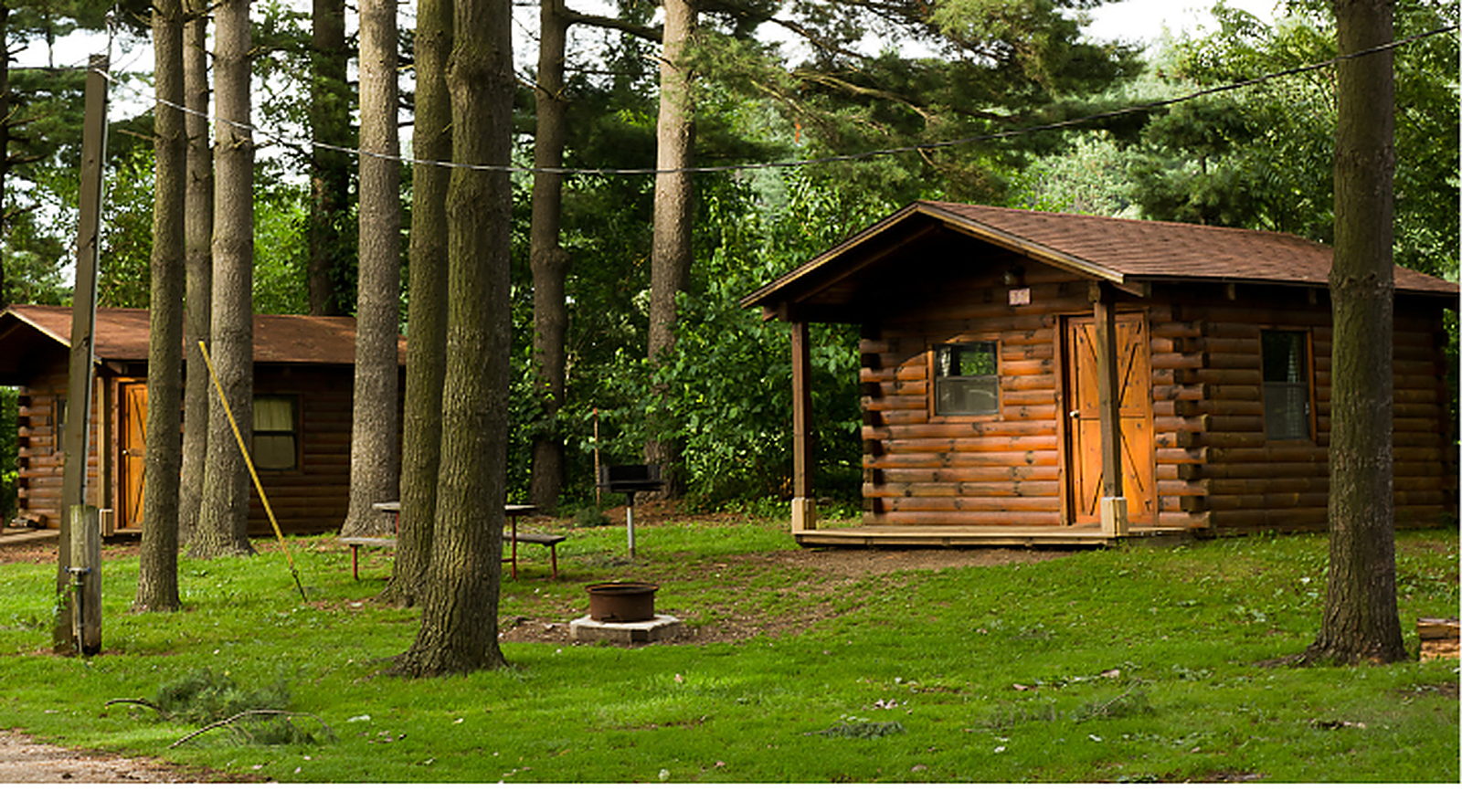 Cabañas de madera en un campamento de verano rodeado de bosque