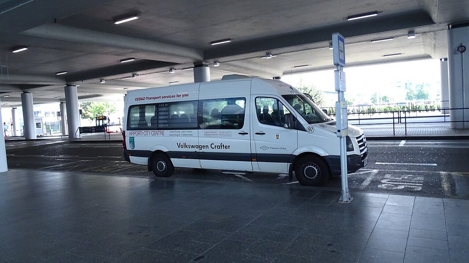 Van de traslado esperando en la terminal del aeropuerto